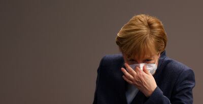 Angela Merkel se ajusta el tapabocas luego de una sesión en la Bundestag en Berlin.
