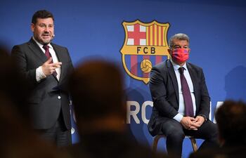 El presidente Joan Laporta (d) y el vice-presidente económico Eduard Romeu durante la presentación del informe "forensic".