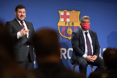 El presidente Joan Laporta (d) y el vice-presidente económico Eduard Romeu durante la presentación del informe "forensic".