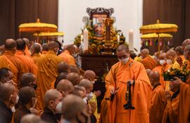 Monjes budistas rezan durante los funerales del monje vietnamita Thich Nhat Hanh, 95, en la pagoda Tu Hieu en Hue.
