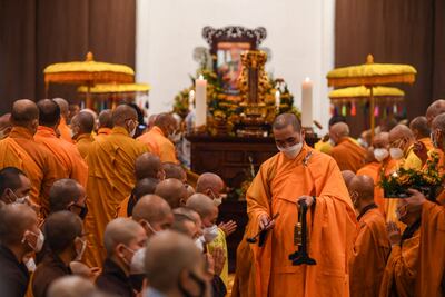 Monjes budistas rezan durante los funerales del monje vietnamita Thich Nhat Hanh, 95, en la pagoda Tu Hieu en Hue.