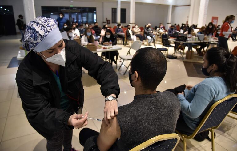 Para recibir la segunda dosis anticovid se debe recurrir al mismo vacunatorio donde se aplicó la primera dosis.