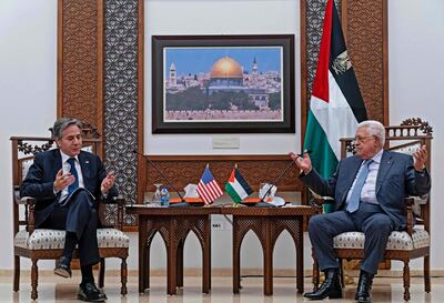 El secretario de Estado estadounidense,  Antony Blinken (i} junto con el presidente palestino, Mahmud Abbas, durante una reunión en Ramallah, Territorios Palestinos. (Photo by Alex Brandon / POOL / AFP)