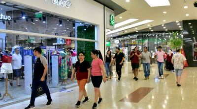 Un intenso movimiento de gente registró la tarde de ayer el Shopping del Sol, en busca de atractivas ofertas para aprovechar mejor el  aguinaldo que se percibirá en los próximos días.