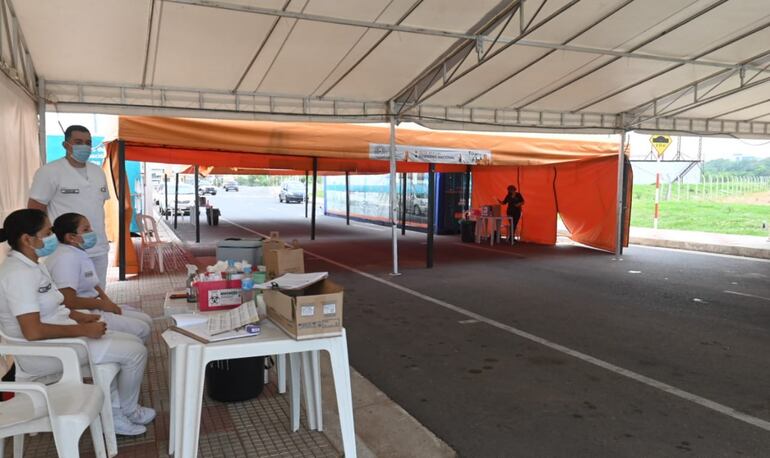 Vacunatorio de la Costanera de Asunción, casi vacío. Solo algunas personas se acercaron a estas horas