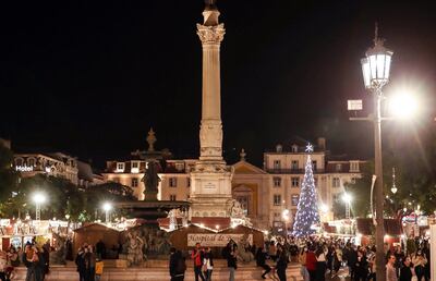 Vista de un sector del microcentro de Lisboa, capital de Portugal, donde ya están instalados arbolitos y luces de Navidad. El Parlamento de ese país aprobó una ley anticorrupción. EFE