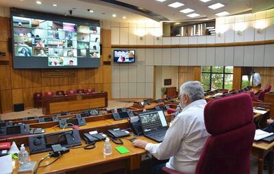 El senador Fernando Lugo (FG) en el ejercicio de la presidencia durante la votación.
