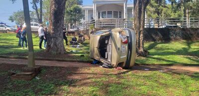 El vehículo fue a parar a la ciclovía del Lago de la República tras el aparatoso vuelco. La conductora resultó ilesa.