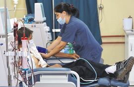 El servicio terciarizado de hemodiálisis en Asunción y Coronel Oviedo está a cargo del sanatorio privado UME, a quien el Ministerio de Salud le adeuda G. 1.600 millones.