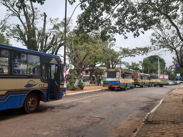 Varios buses al mando de choferes apoyaron la manifestación llevada adelante por los pobladores de la ciudad de Itauguá y por empresarios del transporte interno.