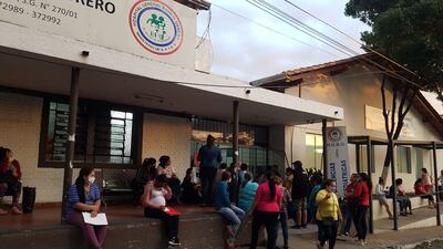 Personas esperando para consultar en el Hospital de Barrio Obrero.