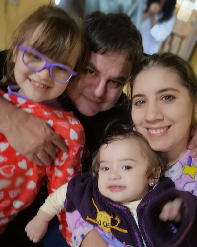 Bella familia. El cumpleañero Federico Arias junto a su esposa Marly Cáceres y sus hijas Luciana y Alessia.