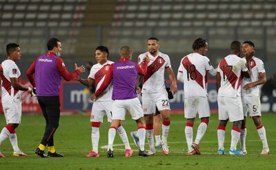 Jugadores de Perú celebran el triunfo hoy, al finalizar un partido de las eliminatorias sudamericanas para el Mundial de Catar 2022 entre las selecciones de Perú y Venezuela en el estadio Nacional de Lima en Lima (Perú).
