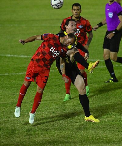Disputa entre el volante chileno Marcelo Díaz y el atacante aurinegro Fernando Fernández.