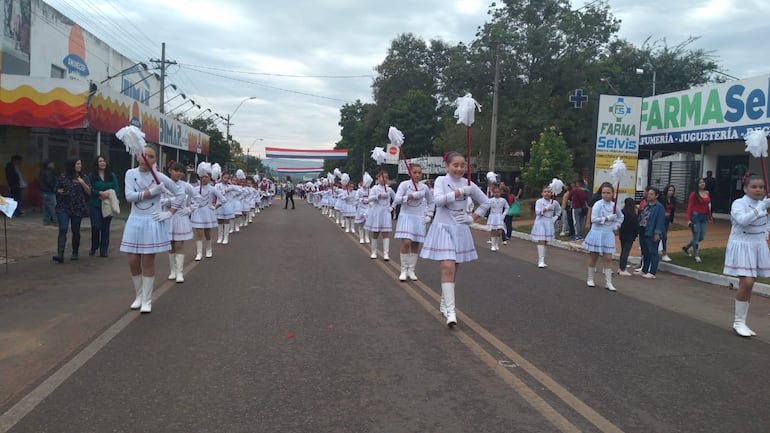 Acahay se rejuvenece con la gallardía de los estudiantes.