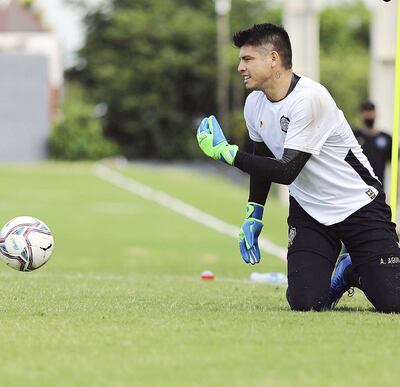 El arquero de Olimpia, Alfredo Aguilar, en otro partido   contra su exclub.