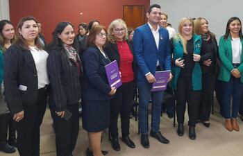 El gobernador de Ñeembucú, Emmanuel Cuevas y la ministra de la mujer Celina Lezcano, luego dela presentación del manual de funciones de la Secretaría de la Mujer para municipios y gobernaciones.