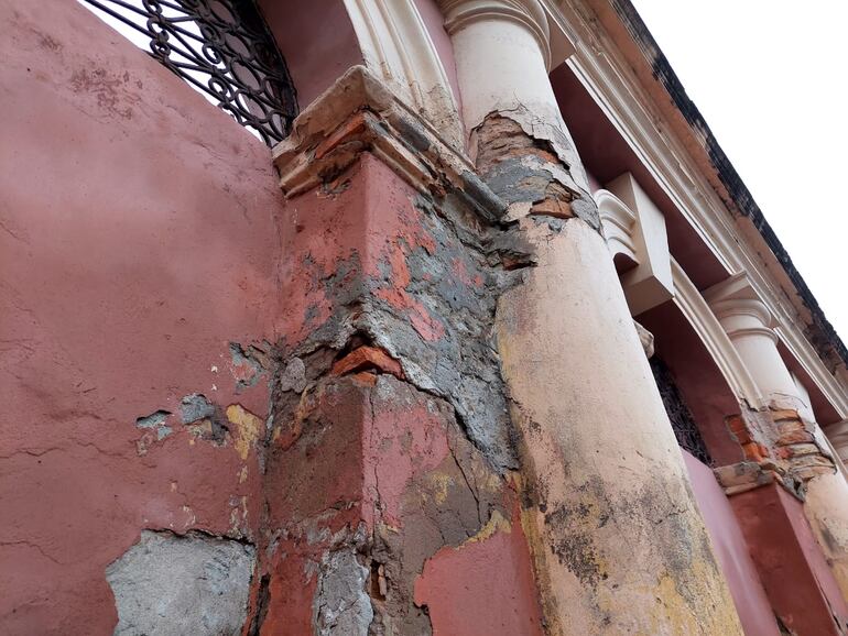Edificio de la Estación del Ferrocarril totalmente descuidada.