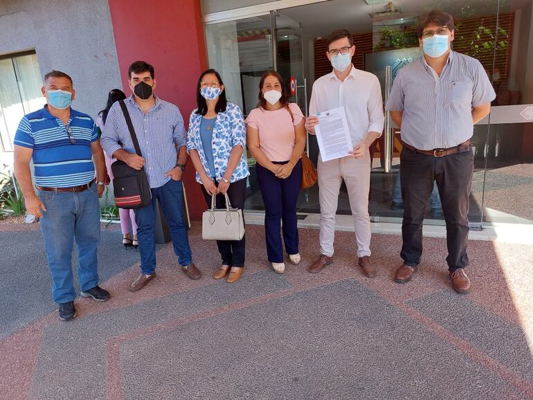 Los ediles Roque Ávalos, Adrián Vaesken, Benita Jara, Laura Moreira, Derlis Larroza y Daniel Ferreira, presentaron la denuncia esta mañana ante el Ministerio Público