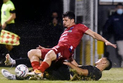 Peligroso anticipo de Fernando Martínez al aurinegro Alfio Oviedo.