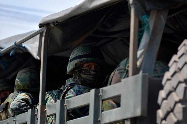 Soldados ecuatorianos fuera de la prisión Guayas 1 de Guayaquil.
