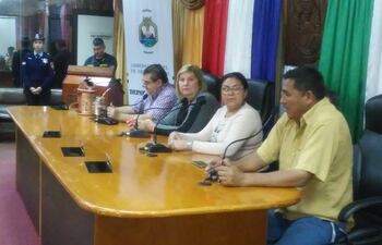 Luis Yd, intendente de Encarnación, Luisa Salapata, vive presidente de la Junta Departamental de Itapúa, Irene Fernández, dirigente de ex empleados de comercio, y Jorge Chávez, dirigente de oleros, durante la frustrada mesa de diálogo, el martes, en la sede de la gobernación de Itapúa.
