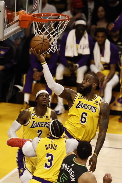 El angelino LeBron James (38 años), de gran producción en el juego contra Minnesota. EFE