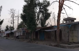 Una vista de un mercado que se cerró por temor a la seguridad cuando los talibanes atacaron partes de la ciudad en Lashkar Gah, la capital provincial de Helmand, Afganistán.