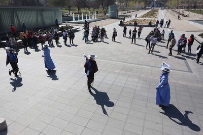 Varias personas bailan un 'pie de cueca', baile típico chileno, durante los festejos de fiestas patrias en Santiago (Chile).