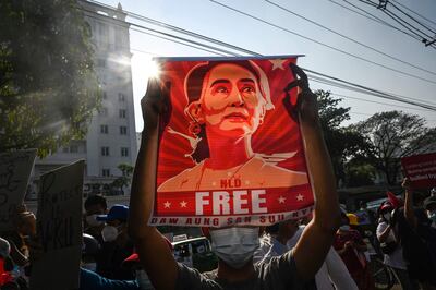 Manifestantes exigen la liberación de Aung San Suu Kyi durante una protesta en Rangún, Birmania, en febrero de 2021.
