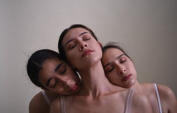 Integrantes del elenco de Alas Abiertas reúnen en un espectáculo las coreografías de Nastia Goiburú, Hugo Rojas y Roberto Cardozo.