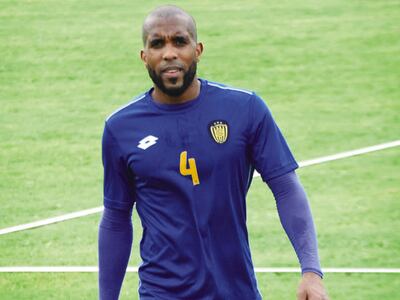 El goleador de Olimpia y del torneo, Roque Santa Cruz (7 goles), es la resta por una tendinitis y lo estudia el defensor luqueño Paulo Lima (4).