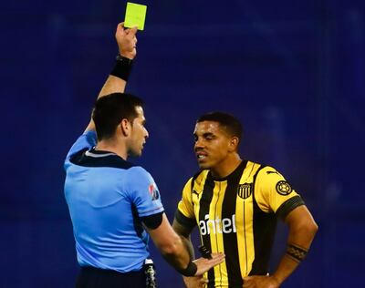 “Hay árbitros malos, y después viene Derlis López”, posteó
el periodista uruguayo Alejandro Etcheverry con relación al paraguayo que condujo Vélez Sarsfield-Peñarol.