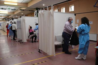 Vacunación con AstraZeneca de personas del rango de edad comprendido entre los 65 y 60 años, en el Pabellón 'Pedro Delgado' de Segovia, el pasado jueves.