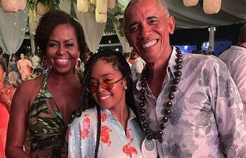 Obama, fotografiado en su fiesta en una toma colgada en las redes sociales que luego fue retirada por políticas de privacidad de la fiesta. Instagram de HerMusicOfficial.