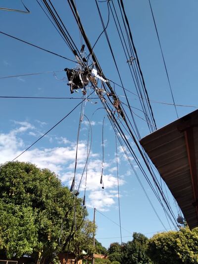 Cables de líneas telefónicas en precario y peligroso estado