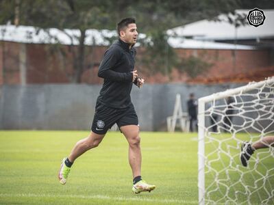 Guillermo Miguel Paiva Ayala (24 años), delantero del equipo de Olimpia, en la tarea de ayer