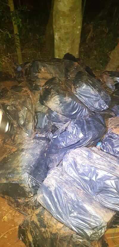 Bolsas de marihuana que estaban bajo tierra en un sector de la colonia Estrella, departamento de Amambay.