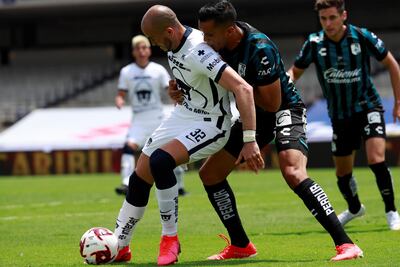 El jugador Carlos González (i) de Pumas de la UNAM disputa el balón este domingo con Ángel Sepúlveda (d) del Querétaro, durante un partido del Torneo Apertura 2020 disputado en el Estadio Olímpico Universitario, en Ciudad de México (México). EFE/Jorge Núñez