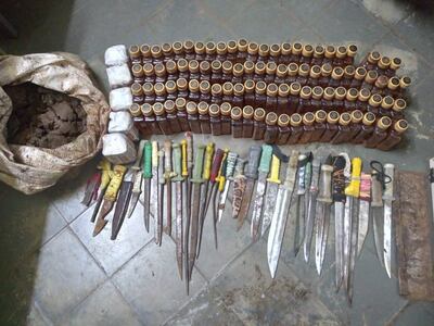 Las 96 botellas de caña y los 34 objetos punzantes.