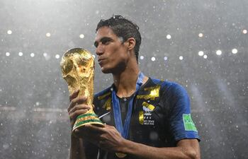 Raphael Varane se coronó campeón mundial con Francia en Rusia 2018.