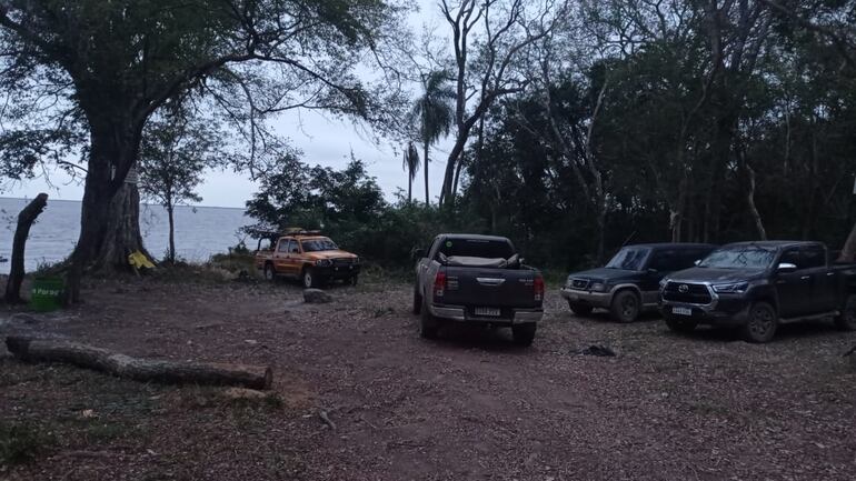 La camioneta de los visitantes estacionada desde ayer del lado de Quiindy a orillas del Lago Ypoá