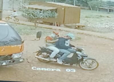 La cámara de circuito cerrado capta el instante en que los motoasaltantes emprenden la huida tras uno de sus ataques.