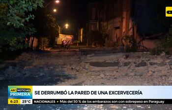 Se derrumbó pared de la ex Cervecería Paraguaya.