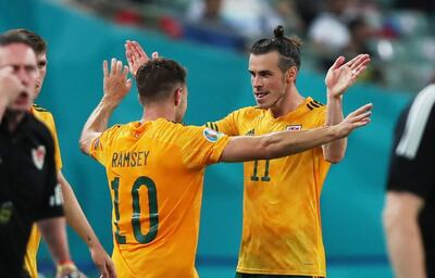 Ramsey (i) se abraza con Bale (d) tras el gol de este día.