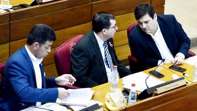 El senador Amado Florentín (centro) dijo que su bancada dialoga con diputados, gobernadores e intendentes para evitar el intento de avasallamiento a los municipios de la oposición.