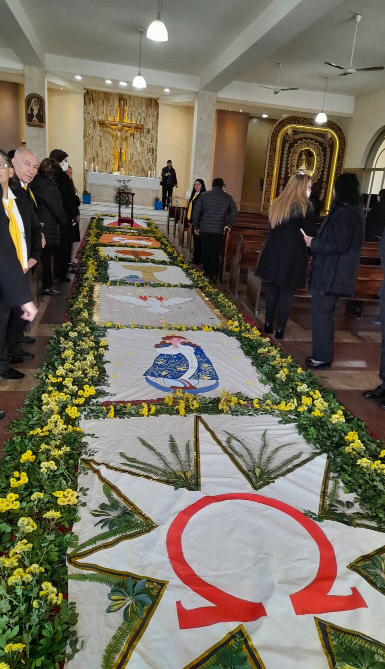 Varias instituciones de la zona colaboraron para la realización del camino de flores para la procesión por el día de Corpus Christi.