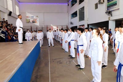 Los estudiantes de Nihon Gakko en la ceremonia del cambio de cinturones de karate.