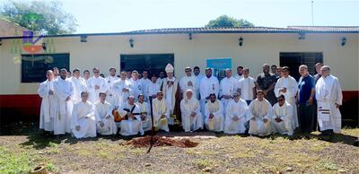 Los sacardotes junto con los obispos Guillermo Steckling y Edmundo Valenzuela en la palada inicial de la Casa del Clero.