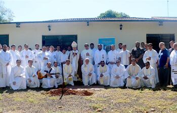 Los sacardotes junto con los obispos Guillermo Steckling y Edmundo Valenzuela en la palada inicial de la Casa del Clero.